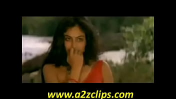 Ayesha jhulka hot kiss with Nagarjuna www.itsfilmi.com
