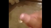 Hetero masturbando su pija grande mientras se baña 2/4
